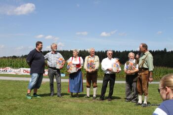 Überreichung der Präsente an die Gründungsmitglieder des MFV Egglkofen beim 40 jährigen Vereinsjubiläum
