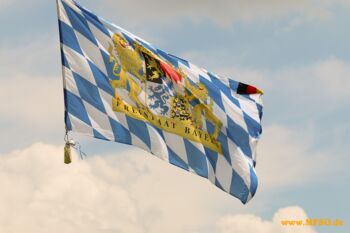 Bild eine Bayrischen Flagge die an einem Modellflughubschrauber hängt.